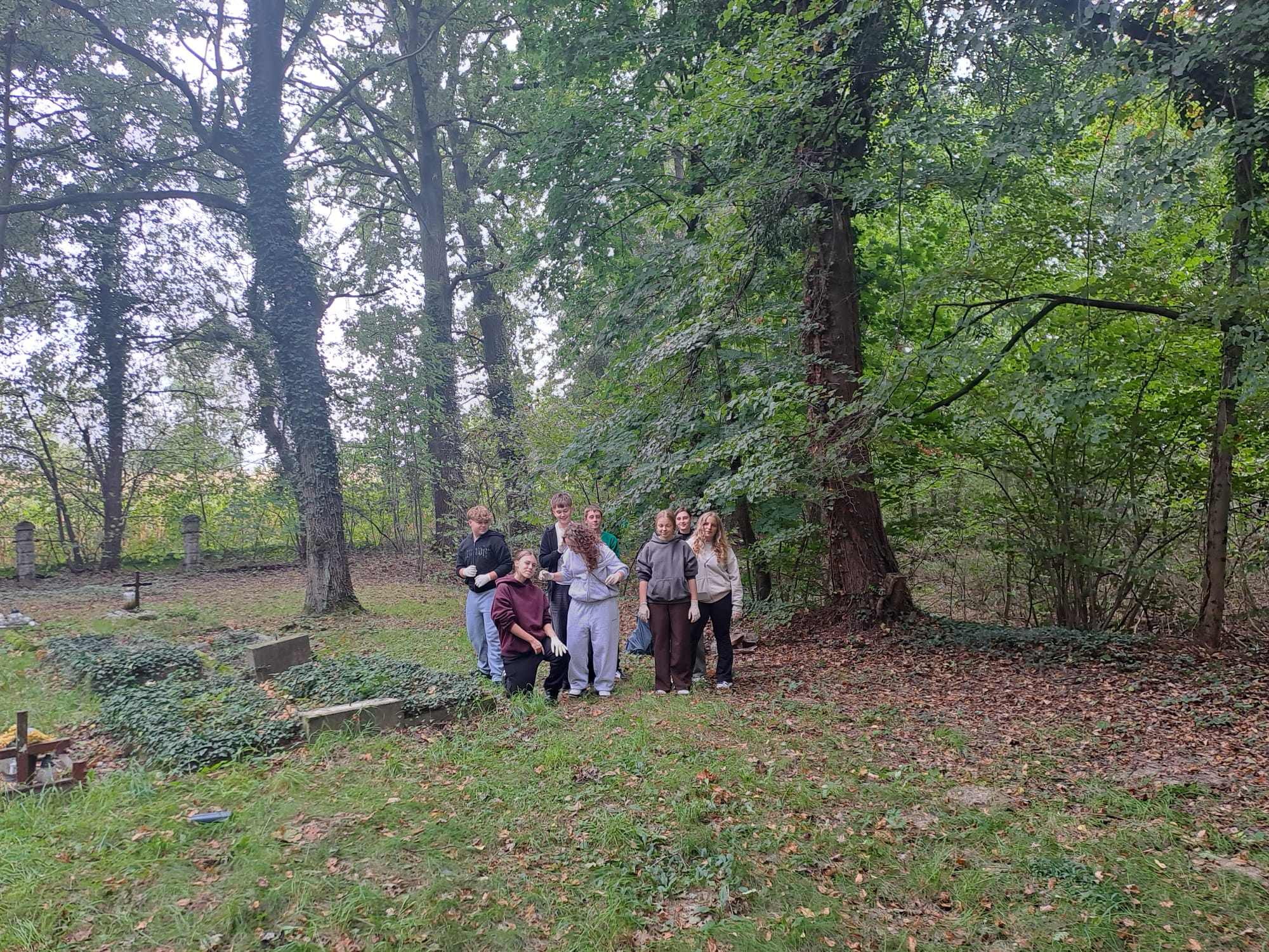 Uczniowie Szkolnego Koła PCK porządkowali cmentarz w Wydrowicach