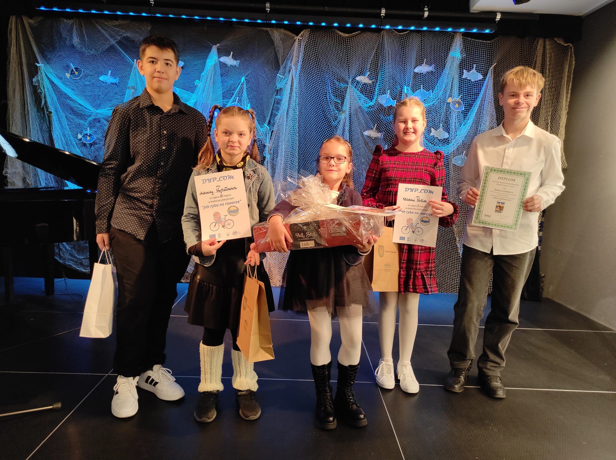 Laureaci konkursów plastycznych „Mały Karpik” i „Jak ryba na rowerze”