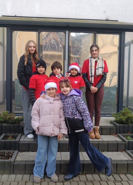 Świąteczna wizyta młodych wolontariuszy w domu Pokoje Seniora w Niemodlinie